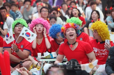 ▲ 브라질 월드컵 축구 예선 2차전 한국 대 알제리 경기가 열린 23일 대전 중구 은행동 으능정이 거리에서 시민이 대형 전광판을 보며 한국 대표팀의 경기를 지켜보고 있다.
<br />연합뉴스