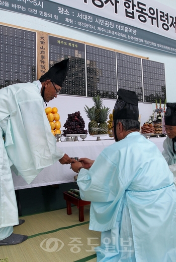 27일 대전 중구 서대전시민공원에서 열린 '제15차 산내학살 희생자 합동위령제'에서 김종현 산내유족회장을 비롯한 유족회원 등이 독축(축문을 읽는 의식)을 진행하고 있다.
<br />연합뉴스