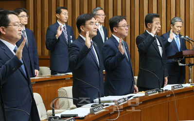 기관장 선서  오른쪽 부터 김관진 국방장관, 김영선 전남도 행정 부시장, 이경옥 안전행정부 차관, 강병규 안전행정부 장관, 백승주 국방부 차관 등이 30일 국회에서 열린 세월호침몰사고진상규명국정조사 특별위원회 전체회의에서 증인 선서하고 있다.    
<br />연합뉴스