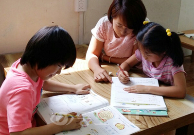 결혼이주여성 김유경씨가 지역아동센터에서 아이들을 지도하고 있다. 