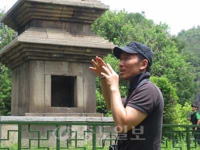 ▲ 안준호 학예연구사가 석탑에 관해 설명하고 있다. 