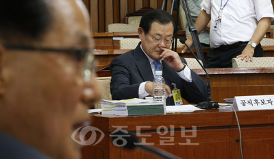 ▲ 이병기 국가정보원장 후보자가 7일 국회에서 열린 인사청문회에서 국가정보원 직원의 야당 의원 질의자료 촬영 논란과 관련해 새정치민주연합 박지원 의원의 발언을 듣고  있다.연합뉴스