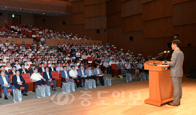 ▲ 안희정 도지사는 7일 도청 문예회관에서 취임 후 첫 직원모임을 갖고 “언제든 도지사와 부지사 등을 부려달라고” 당부했다.  /충남도 제공