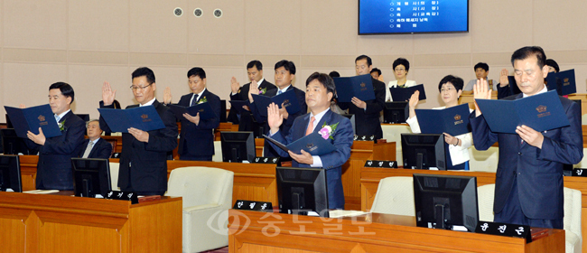 ▲ 제7대 대전시의회 개원식이 8일 시의회 본회의장에서 열려 의원들이 선서를 하고 있다. 
<br />이성희 기자 token77@