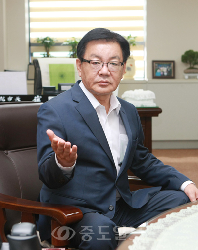 다시한번 계룡시의 발전을 책임지게 된 최홍묵 시장이 임기중 펼쳐나갈 주요현안에 대해 설명하고 있다. 다시한번 계룡시의 발전을 책임지게 된 최홍묵 시장이 임기중 펼쳐나갈 주요현안에 대해 설명하고 있다.