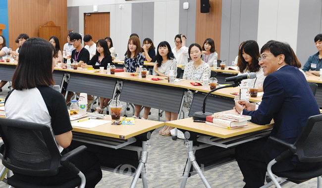 ▲ 22일 오전 충남도청 대회의실에서 열린  '미래 지역리더와 책으로 통(通)하는 여름방학 아르바이트 대학생과의 대화'에 참여한 안희정 충남도지사가 아르바이트 대학생 48명과  쌀시장 개방 문제를 비롯해 연애와 결혼, 직업 문제 등 다양한 이야기를 나누고 있다.
<br />충남도 제공