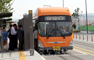 ▲ 세종시와 행정중심복합도시건설청은 오는 28일부터 BRT 차량(CNG 하이브리드버스) 6대를 대전시 유성구 반석동~정부세종청사~KTX 충북 오송역 구간(총연장 31.2㎞)에 추가 투입키로 했다고 24일 밝혔다.
<br />연합뉴스