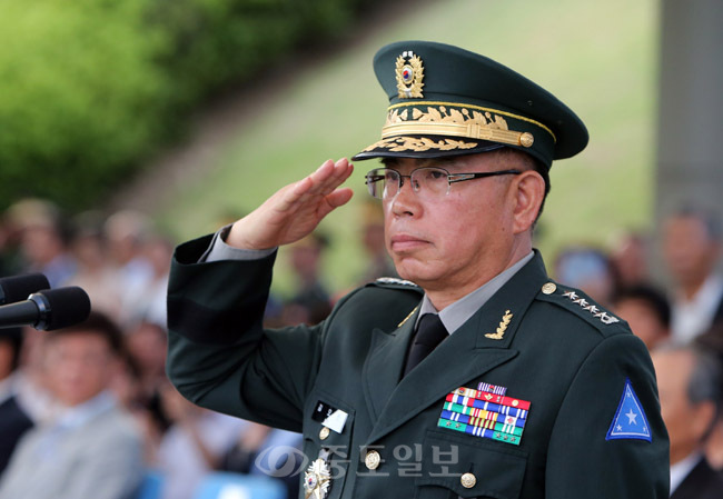 ▲김요환 신임 육군참모총장이 11일 계룡시 계룡대에서 열린 취임식에 참석해 경례를 하고 있다. 연합뉴스 제공