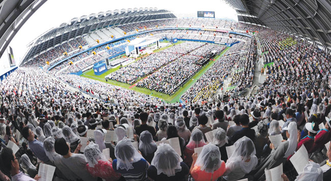 ▲ 성모승천 대축일 미사가 열린 대전월드컵경기장이 신자들로 가득차 있다.  
<br />