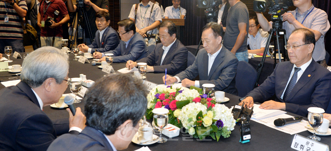 ▲ 황우여 교육부장관을 비롯한 전국 시도교육감들이 27일 대전 롯데시티호텔에서 열린 간담회에서 회의를 하고 있다.
<br />이성희 기자 token77@