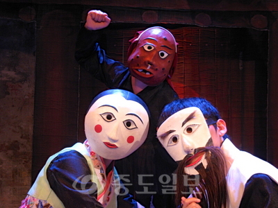 ▲ 제11회 고마나루향토연극제의 초청작인 극단 맥의 '비나리' 공연 모습.