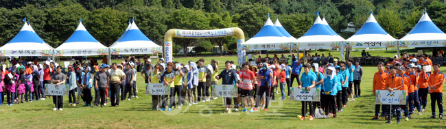 제24회 충남도지사배 민속대제전이 지난달 30일 아산 신정호 관광지 일원에서 열려 15개 시·군 선수들이 개막식을 지켜보고 있다. 
<br />이성희 기자 token77@