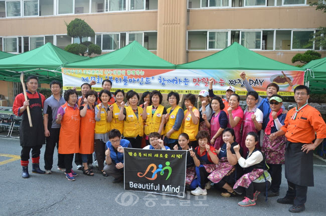 ▲ ‘뷰티플마인드와 함께하는 맛깔나는 짜장 DAY’중식 행사가 16일 대덕구 법동 한마음아파트에서 열려, 장애인들을 위한 귀한 시간이 됐다.
<br />