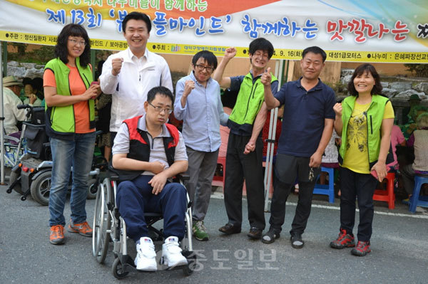 ▲ ‘뷰티플마인드와 함께하는 맛깔나는 짜장 DAY’중식 행사가 16일 대덕구 법동 한마음아파트에서 열린 가운데 정용기 국회의원이 참석, 행사를 격려했다.