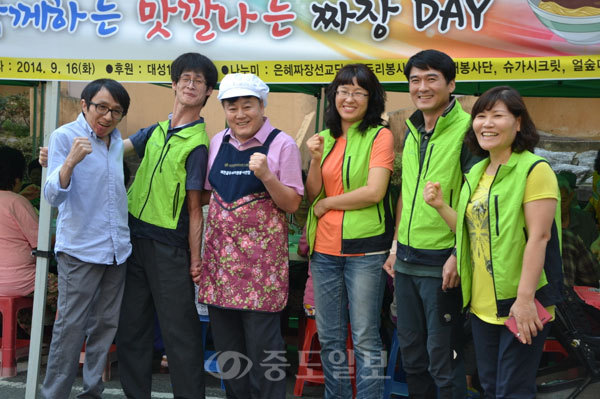 ▲ ‘뷰티플마인드와 함께하는 맛깔나는 짜장 DAY’중식 행사가 16일 대덕구 법동 한마음아파트에서 열려, 장애인들을 위한 귀한 시간이 됐다.
