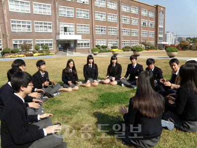 ▲ 대전국제통상고 학생들이 잔디밭에 앉아 대화를 나누고 있다.