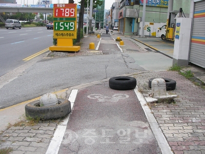 ▲ 잡초로 변한 유등천 좌 우안 둔치(위)와 대덕구 오정동 우성사료 앞 육교건너 건널목에 부서진 채 방치되고 있는 차량진입금지 표지석.