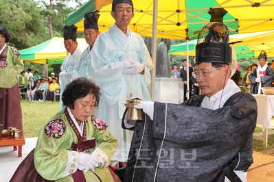 지난해 금산인삼축제서 개삼제를 올리는 박동철 금산군수.