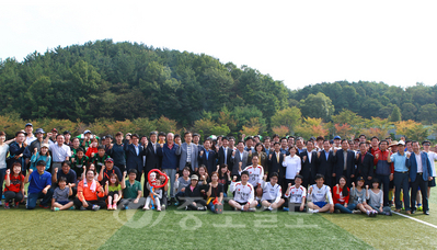 ▲ 대전세종충남 기자협회 체육대회가 27일 목원대 운동장에서 열려 내빈과 기자들이 파이팅을 외치고 있다. 
<br />이성희 기자 token77@ 