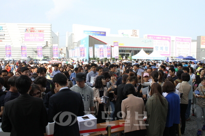 ▲ 금성백조주택의 세종예미지 견본주택에 계약 및 잔여세대 모집으로 수요자들이 대거 몰려 인산인해를 이루고 있다.