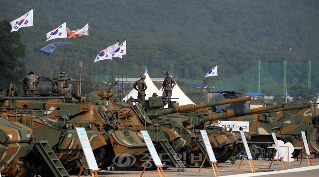 ▲ 계룡군문화축제와 지상군페스티벌 개막을 하루 앞둔 30일 충남 계룡시 계룡대 비상활주로에 육군 무기들이 전시돼 있다./연합뉴스