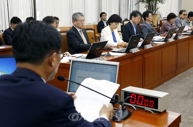 ▲ 1일 국회에서 열린 보건복지위원회 전체회의에서 김춘진 위원장이 회의를 주재하고 있다./연합뉴스