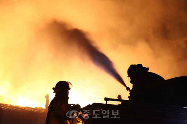 ▲ 지난달 30일 한국타이어 대전공장 화재에서 소방관들이 화재가 번지는 것을 막기 위해 사투를 벌이고 있다.
<br />독자 송영훈 제공
<br />