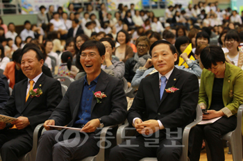 ▲ 제 12회 충남어린이집 교직원 한마당 대회에서 활짝 웃고 있는 안희정 지사와 이상수 회장 