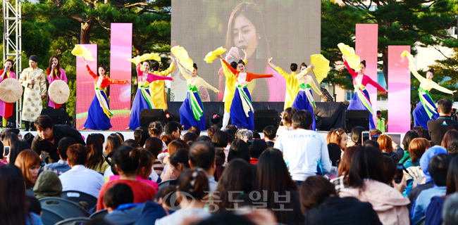 ▲ 지난 3일 열린 홍성군 다문화대축제 및 재한 베트남인 위문공연에서 베트남교민회가 베트남 전통춤을 선보이고 있다.