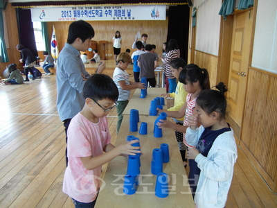 ▲ 쉬는 날에도 가고 싶은 학교를 지향하는 서천 송석초등학교가 특별한 방과후학교를 운영하고 있다. 컵스태킹.