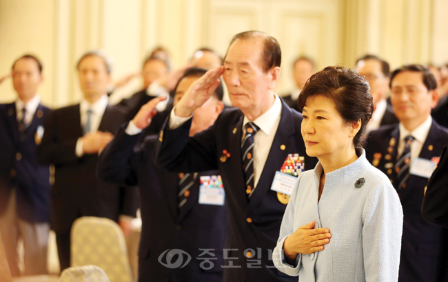 ▲ 박근혜 대통령과 참석자들이 8일 청와대 영빈관에서 열린 재향군인의 날 기념 임원들과의 오찬에서 국기에 대한 경례를 하고 있다. /연합뉴스