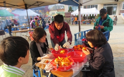 ▲ 지난해 열린 제1회 곶감 만들기 축제에서 관광객들이 체험을 하고 있다.