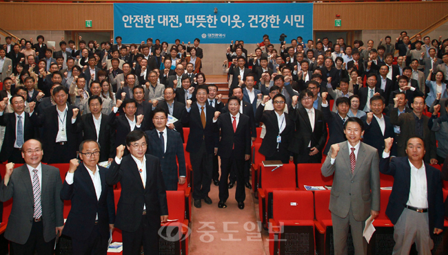 ▲대전시 공무원들이 직접 참여하는 기업 도우미가 13일 발대식이 열렸다. 공무원 300명과 기업인 300명은 1대1 결연을 맺고 성실한 활동을 다짐했다. /대전시 제공