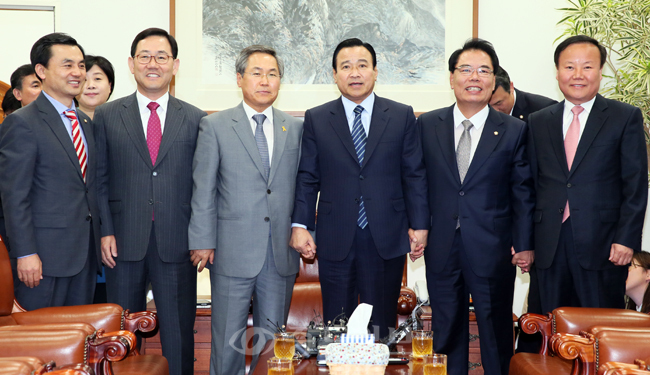 ▲ 새누리당 이완구 원내대표와 새정치민주연합 우윤근 원내대표 등 여야 원내 지도부가 14일 국회 운영위원장실에서 회동하고 있다. 왼쪽부터 새정치민주연합 안규백 원내수석부대표, 새누리당 주호영 정책위의장, 새정치민주연합 우윤근 원내대표, 새누리당 이완구 원내대표, 새정치민주연합 백재현 정책위의장, 새누리당 김재원 원내수석부대표. /연합뉴스