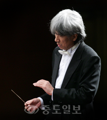 ▲ 지휘자 금노상-금노상은 아바도(Claudio Abbado), 메타(Zubin Mehta) 등 명 지휘자들을 배출시킨 빈 국립대학교에서 1980년부터 1985년까지 오페라좌 음악감독 오트마 쉬트너(Otmar Suitner)에게 사사했다. 오페라 지휘자로도 활발한 활동을 전개하고 있는 그는 매년 국립오페라단, 한국오페라단, 대전예술의전당 제작오페라, 광주오페라단 등과 함께 오페라 작품을 선보이고 있다. 2011년부터 대전시립교향악단 제7대 예술감독 겸 상임지휘자로 취임하면서 관객들로부터 절대적인 호응을 이끌어내며 마스터즈 시리즈 시즌 전회 매진의 기록을 세우고 있다. 