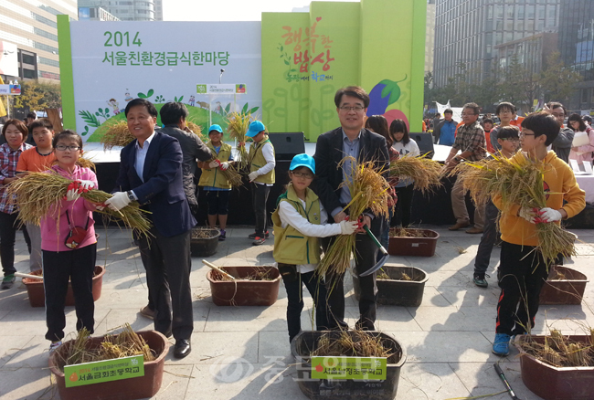 ▲ 충남도내에서 생산된 친환경농산물은 서울친환경급식한마당 등에 참가하는 등의 활동으로 전국 63개 학교에 공급되고 있다.