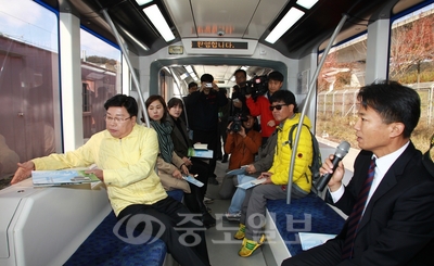 ▲ 권선택 대전시장이 3일 한국철도시설공단 오송기지 내 무가선 저상트램 시험선을 찾아 관계자로부터 설명을 듣고 있다.