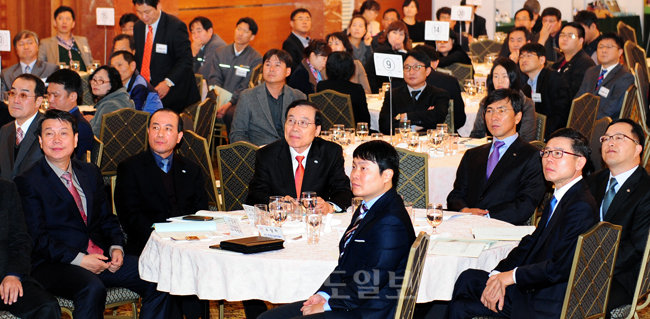 ▲ 충남도 대·중소기업 기술·구매상담회가 4일 예산 리솜스파캐슬에서 열려 대기업·공공기관과 중소기업 관계자 등 400여명의 참석자들이 신제품 사업설명회 등을 경청하고 있다.