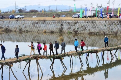 ▲ 1회 삽교섶다리 축제에서 관광객들이 섶다리를 건너고 있다.