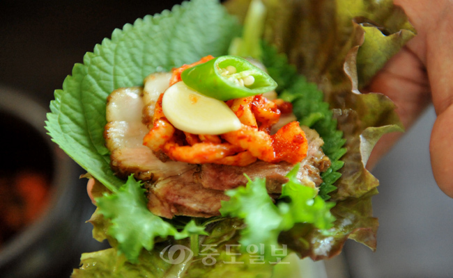 ▲ 뚝방수육은 함께 나온 무말랭이와 함께 쌈으로 먹으면 더욱 맛이 좋다. 