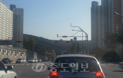 ▲ 대전 도안신도시 도솔초등학교 인근 네거리의 제한속도가 50km/h로 돼 있다.