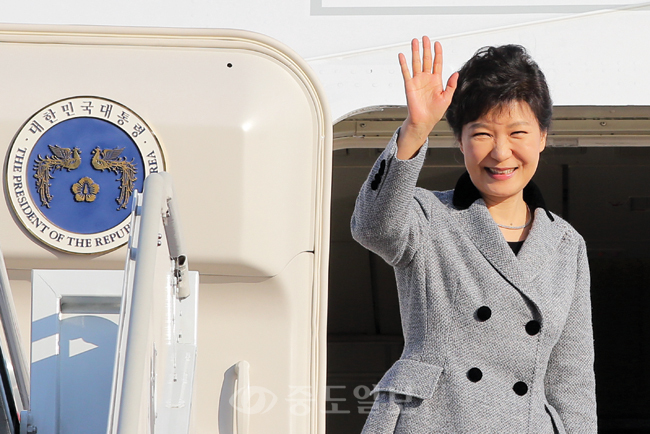 ▲ APEC·아세안·G20 정상회의 참석차 출국하는 박근혜 대통령이 9일 오후 서울공항에서 전용기에 탑승하며 손을 흔들고 있다. /연합뉴스