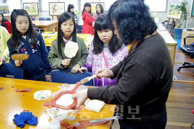 ▲ 토요학교 한지공예 수업. 
<br />