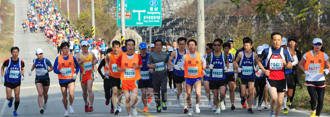 이봉주 보스턴 제패기념 제14회 홍성 마라톤 대회가 16일 오전 홍성군 일원의 순환 코스에서 열려 선수들이 힘찬 레이스를 펼치고 있다. 
<br />박갑순 기자 photopgs@
<br /> 