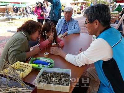 ▲ 슬로시티예산대흥에서 솟대만들기 체험을 하고 있는 모습.