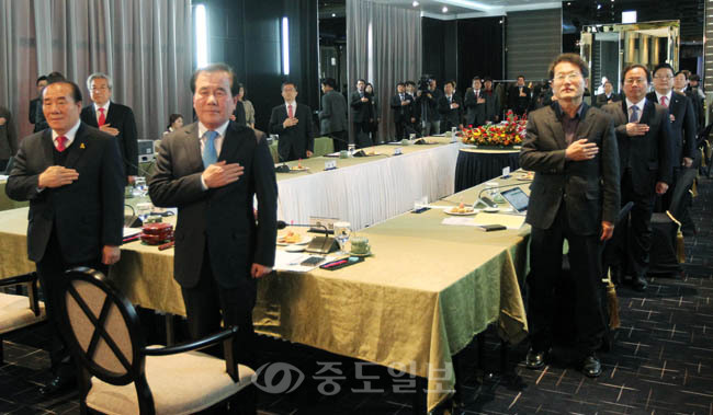 ▲ 보령서 만난 전국 시·도 교육감  20일 보령시 호텔 머드린에서 열린 전국 시·도교육감 협의회 임시총회에서 교육감들이 국민의례를 하고 있다.
<br />연합뉴스