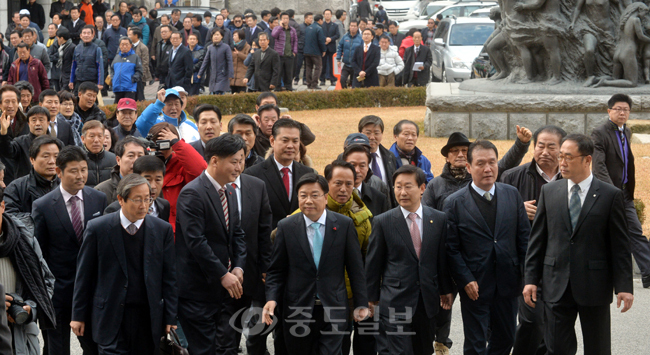 ▲불법 선거운동 의혹을 받고 있는 권선택 대전시장이 26일 검찰 조사를 받기 위해 대전지방검찰청으로 들어오고 있다. 이성희 기자