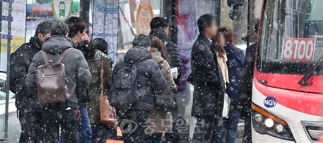 ▲ 눈이 내린 1일 오전 시민들이 서울 중구 을지로의 한 버스정류장에서 버스를 기다리고 있다./연합