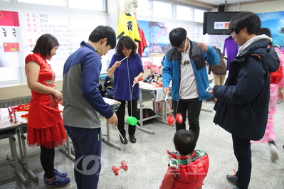 ▲ 지난달 28일 광천고등학교축제에 한 프로그램으로 진행된 다문화인식개선 부스에서 학생들이 필리핀, 베트남, 일본, 중국 등 각 국의 문화를 체험하며 즐거워하고 있다.