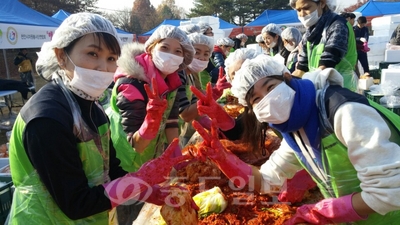 ▲ 천안시다문화가족 등 1000여명이 지난달 21일 태조산 청소년 수련관에서 '사랑가득 김장행사'를 가졌다.